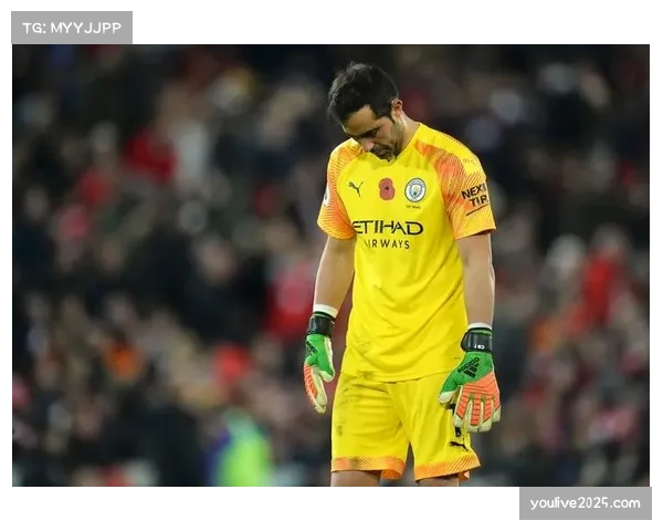 特写：贝蒂斯门将布拉沃神勇扑出对方近在咫尺的头球攻门